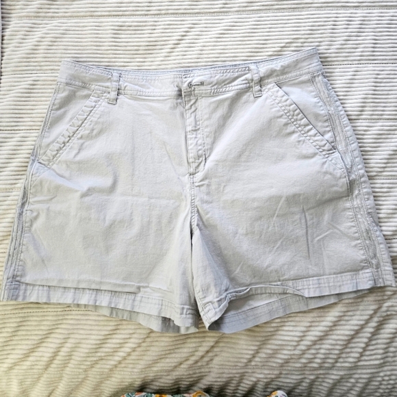 Eddie Bauer Women's Casual Light  Gray Shorts Size 18 - Picture 1 of 12